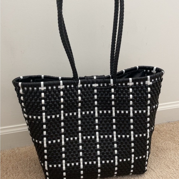 Elegant Black and White Woven Tote Bag - Picture 2 of 6